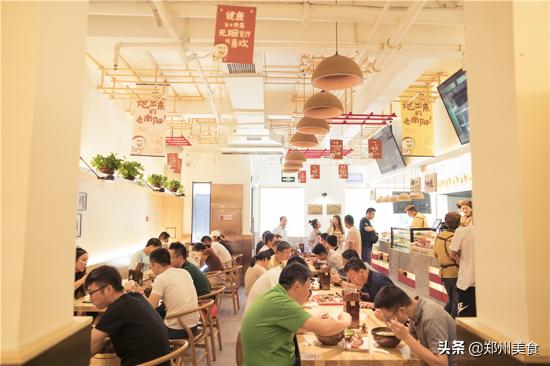 郑州最火爆烩面12元,一碗烩面深深的吸引顾客的味觉