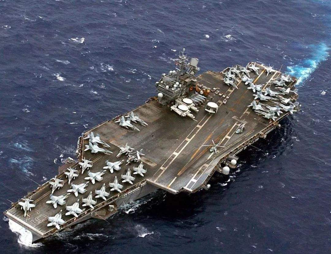 排水量80000余吨,排水量达到惊人的12万吨