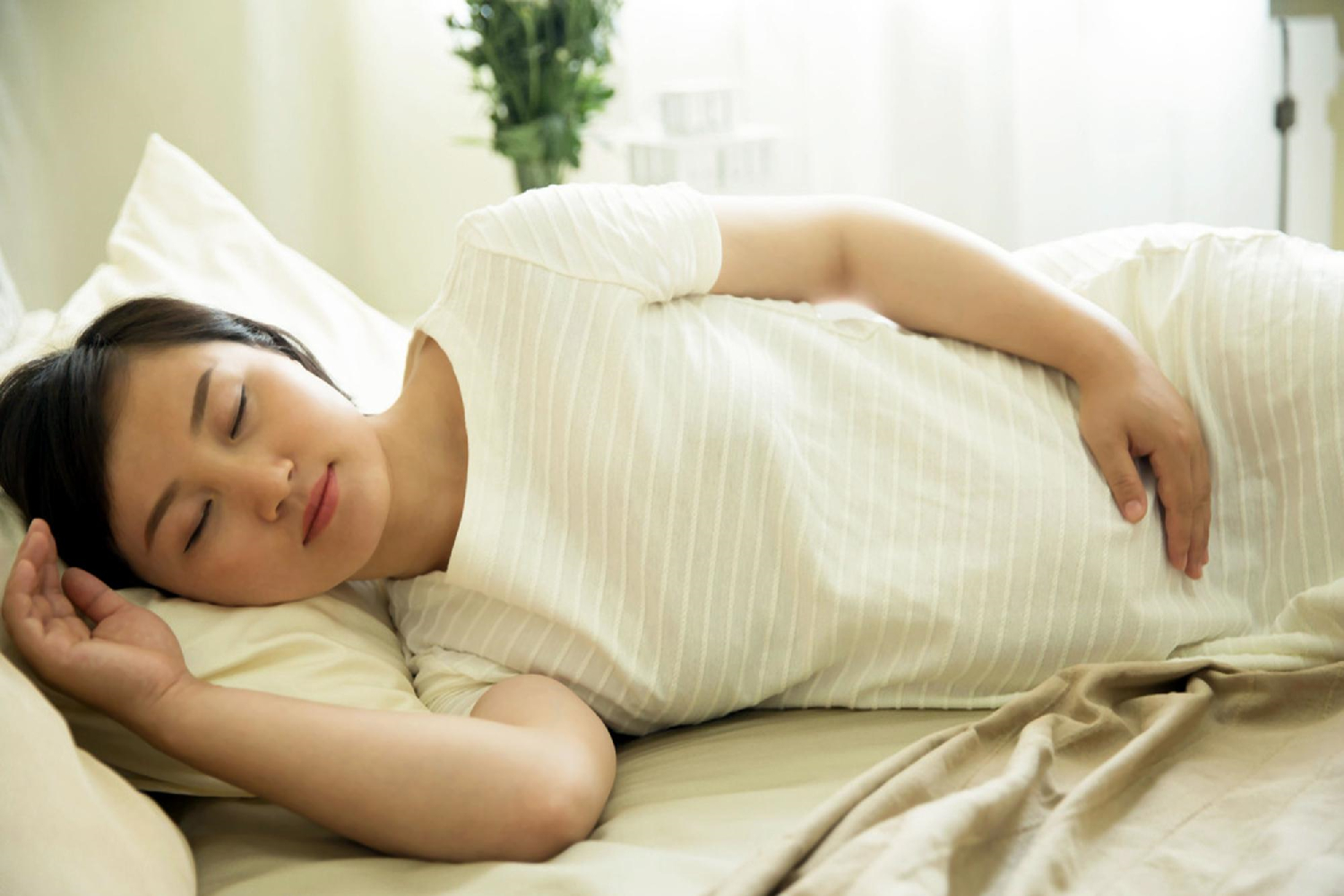 孕晚期左侧躺胎儿在盆骨边踢,孕晚期胎儿老是踢右腹部