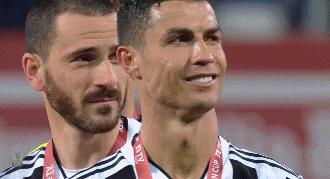 生涯第34冠+大满贯！C罗霸气竖3根手指飞吻告别？