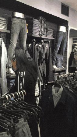 那些穿着Abibas的人，正在用半价买下全世界