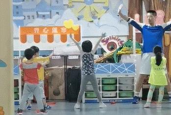 6岁女孩打篮球惊艳全场外网评论,6岁女孩篮球赛场上惊艳全场