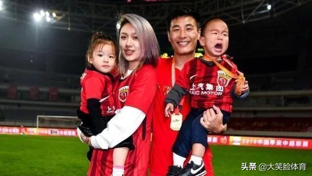 武磊从西班牙回来看望徐根宝视频,徐根宝带弟子庆祝生日