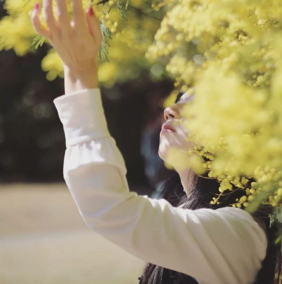 拍照尴尬怎么化解,拍照不自然不上镜的解决办法