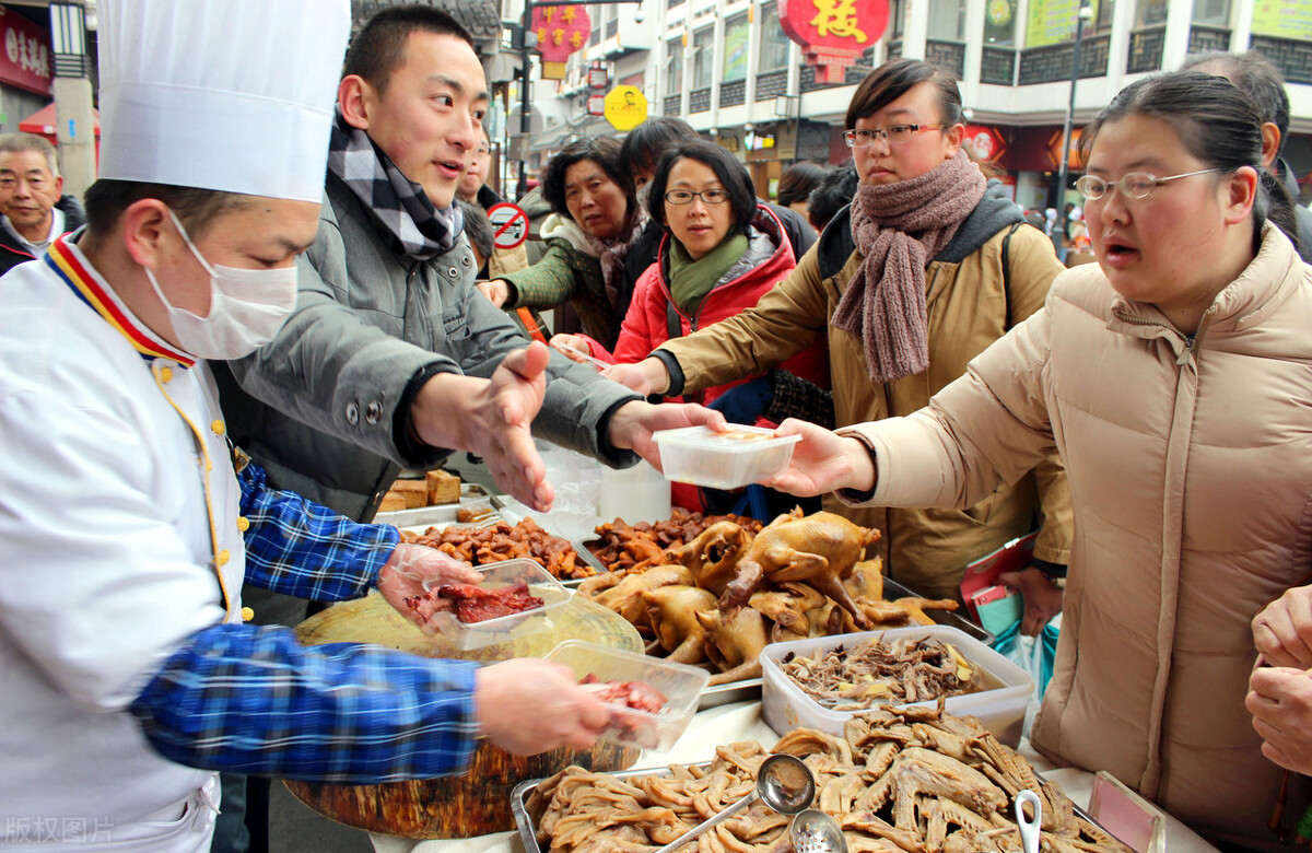 小伙卖卤凉菜创业,卖卤菜的小伙