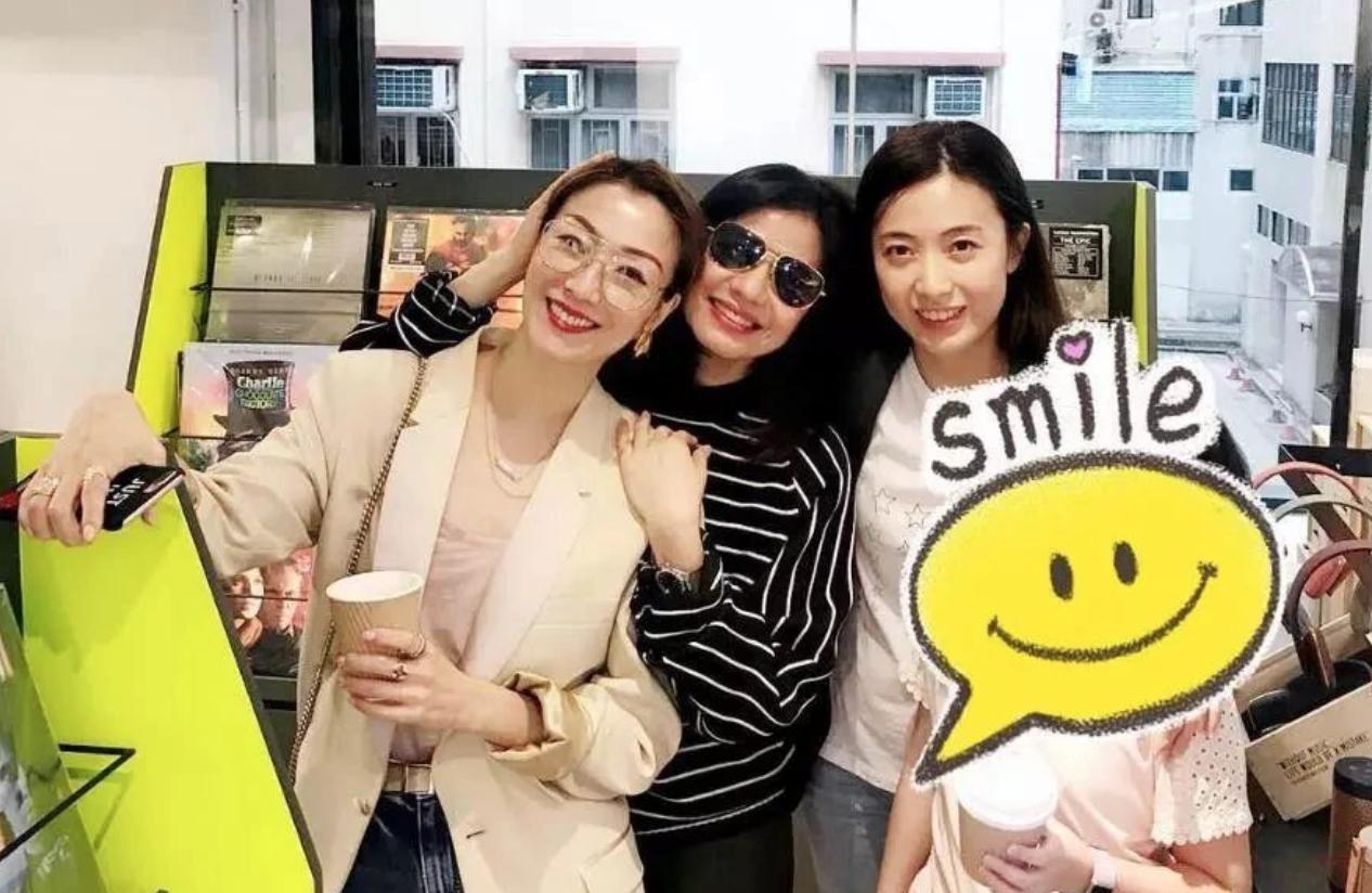 郑秀文和钟楚红同框合影,郑秀文钟楚红为啥成闺蜜