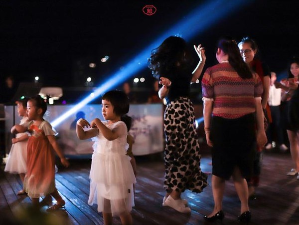 桐庐夜游富春山居景区,桐庐富春江夜游和白天游