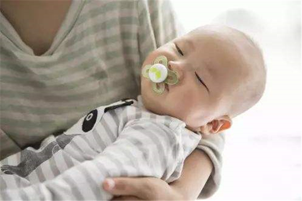 宝宝白天哄睡难,易哭闹,“并觉期”来临,宝妈可以尝试这样做