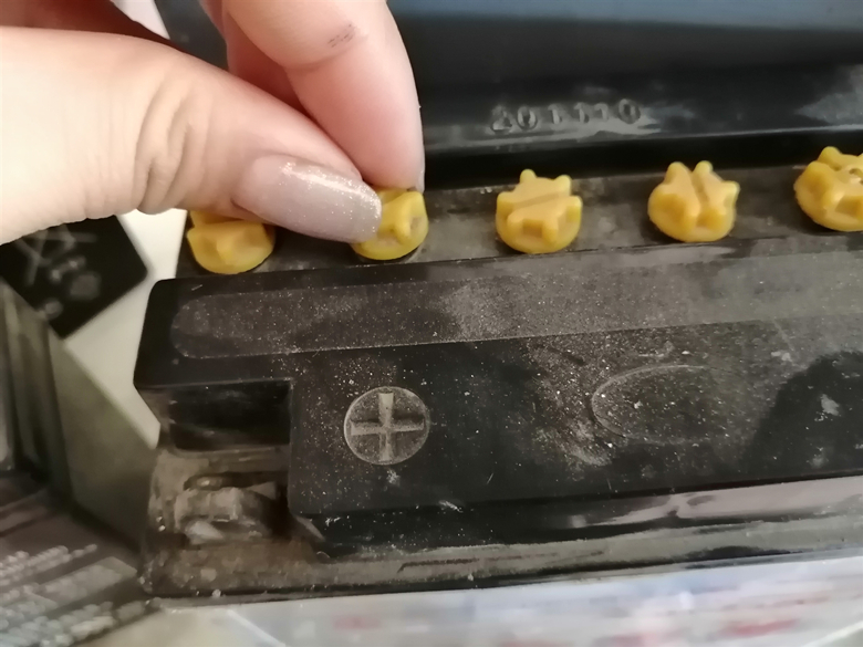 电池漏液最佳处理方法,电瓶漏液的原因及危害