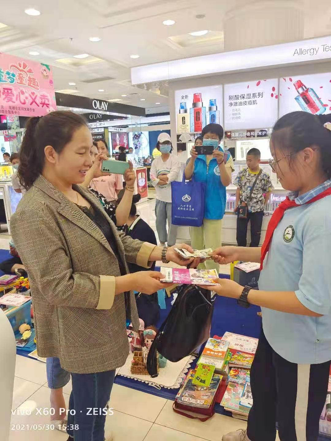 与爱同行的爱心义卖活动,践行雷锋精神爱心义卖