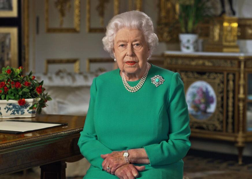 时尚轮转英女王的鞋不变，而且只穿“二手鞋”，等专人穿软再上脚