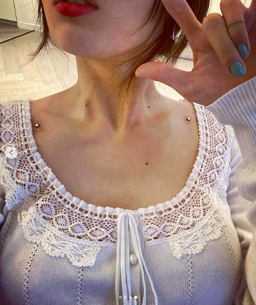 泫雅的锁骨钉照片,泫雅打剪钉