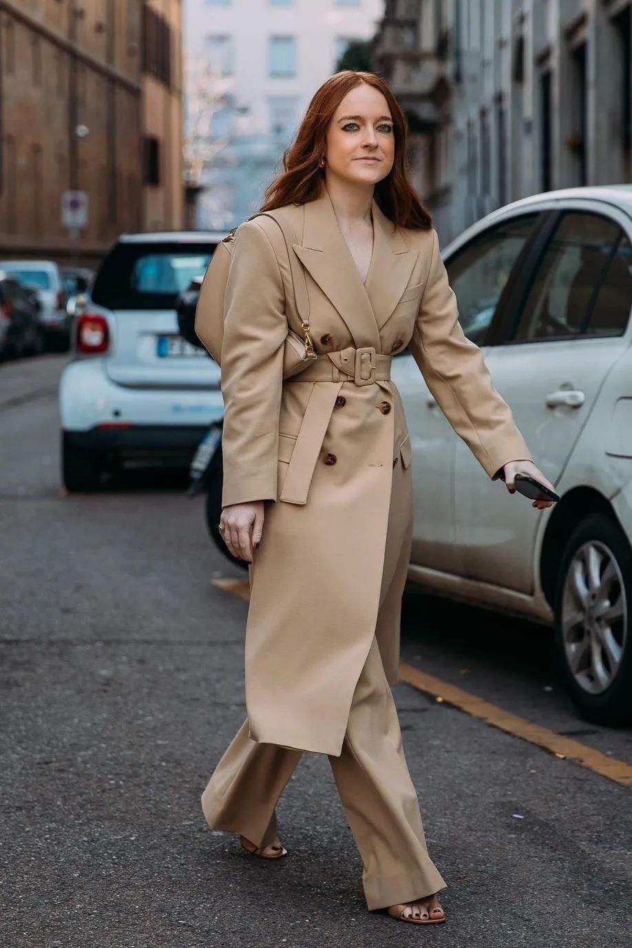 驼色大衣多种风格穿搭攻略,驼色大衣的高级感穿搭示范