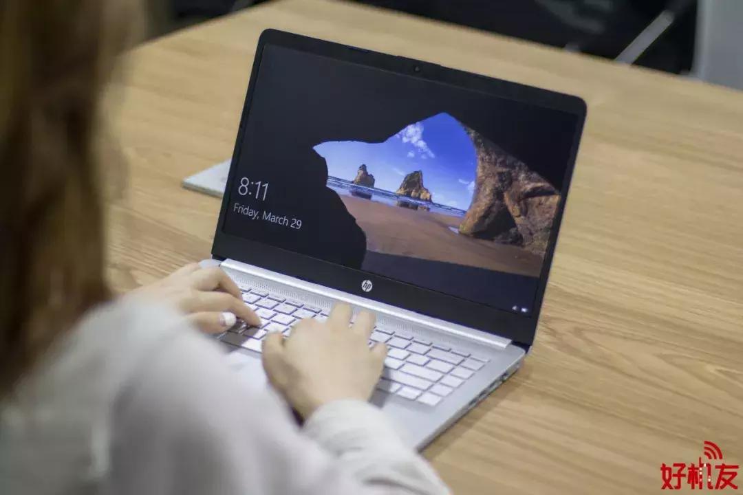 来面试的小姐姐拿出了一款新版笔记本，我去了解了一下……