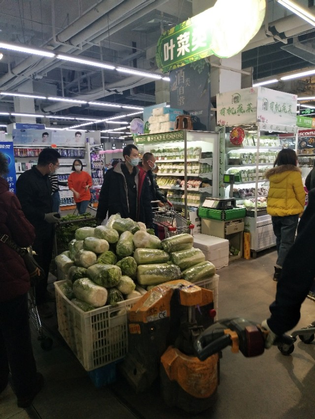 2月23号长春欧亚卖场的掠影，完全的智能检测系统，测体温不停步