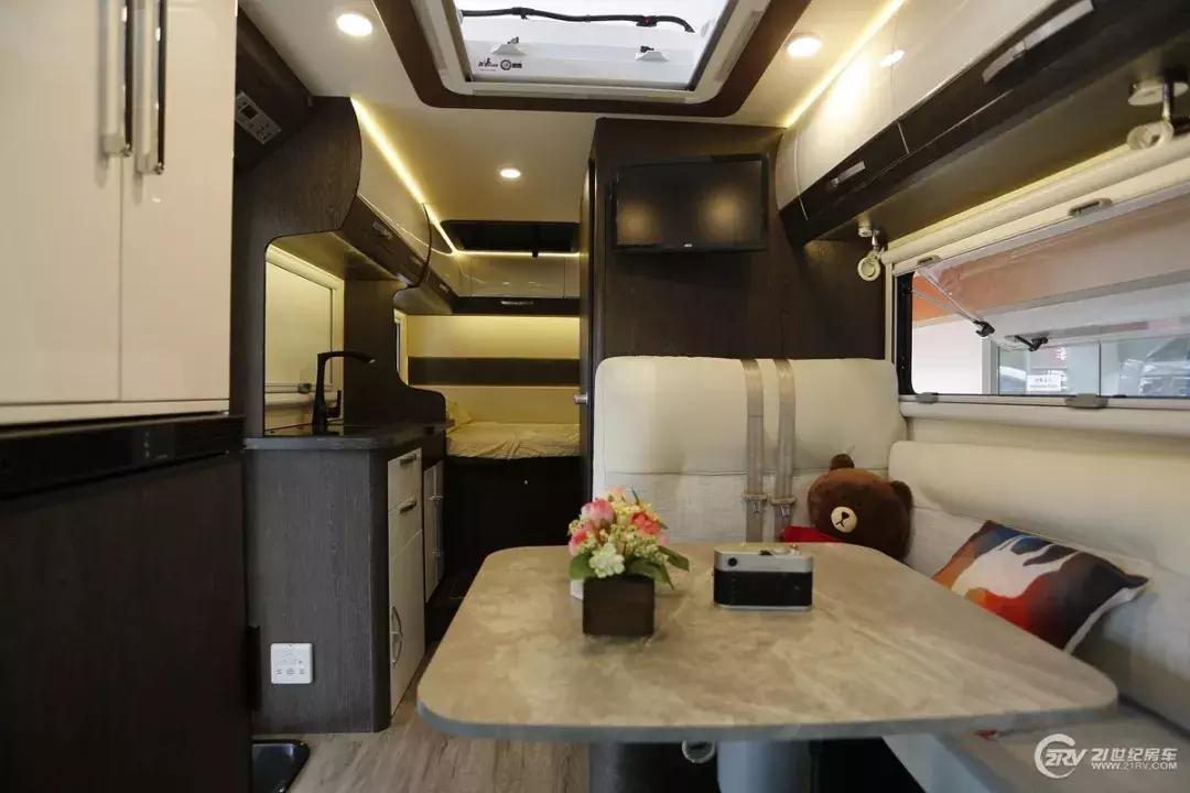 36.98万的轻卡房车,最新款2.5米湖光自动挡房车