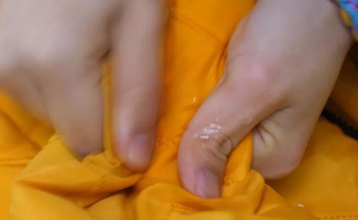 衣服被中性笔画到怎么办,衣服被黑笔画到如何快速处理