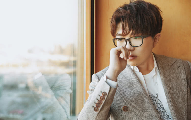 毛不易初次去我们的客栈,毛不易在亲爱的客栈玩魔方