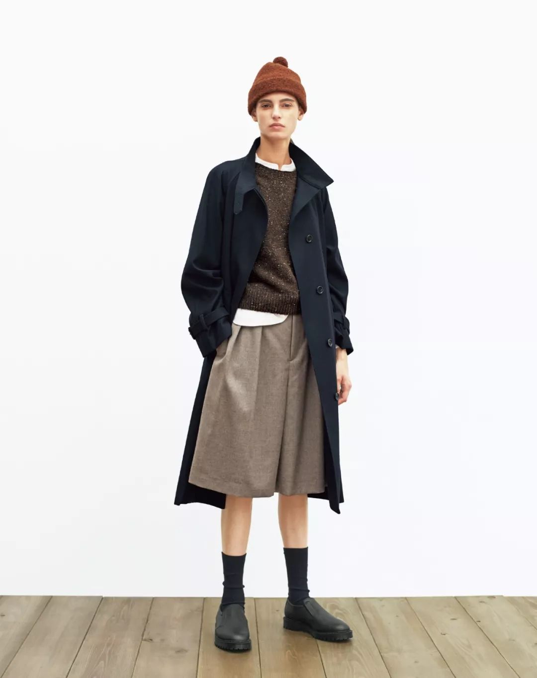 杏色大衣内搭什么颜色毛衣好看,深蓝色大衣内搭什么颜色的毛衣