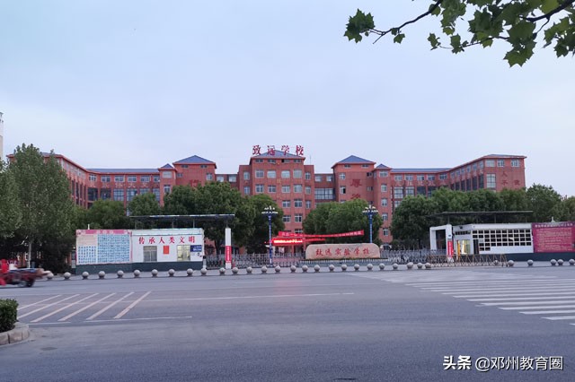 邓州市致远实验学校：桥边观鱼，竹下吟诗！真是师生进校入画来