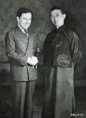 霍金年轻时帅气的照片,霍金年轻时帅照