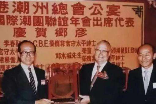 李嘉诚是如何成为首富的？新加坡总理：他低买高卖，毫无社会贡献