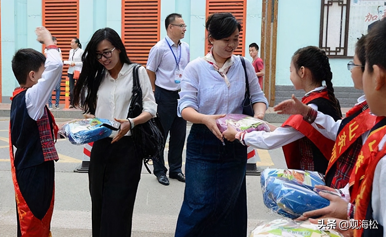 学生向老师鞠躬礼仪,小学生给老师鞠躬的正确姿势