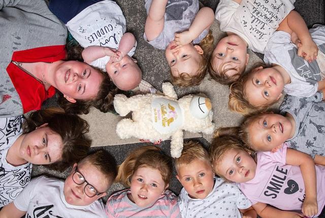 夫妻生了15个孩子完整版,小两口生10个孩子的家庭