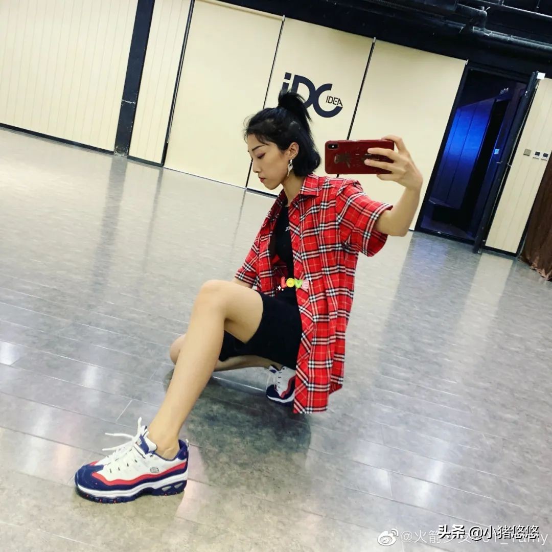 连帽卫衣白色帆布鞋高级穿搭,绿色卫衣配帆布鞋还是老爹鞋