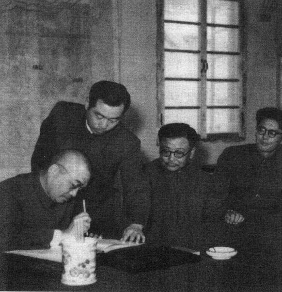 1952年朝鲜战事正紧，彭德怀不回国治病，陈赓向中央“告他一状”
