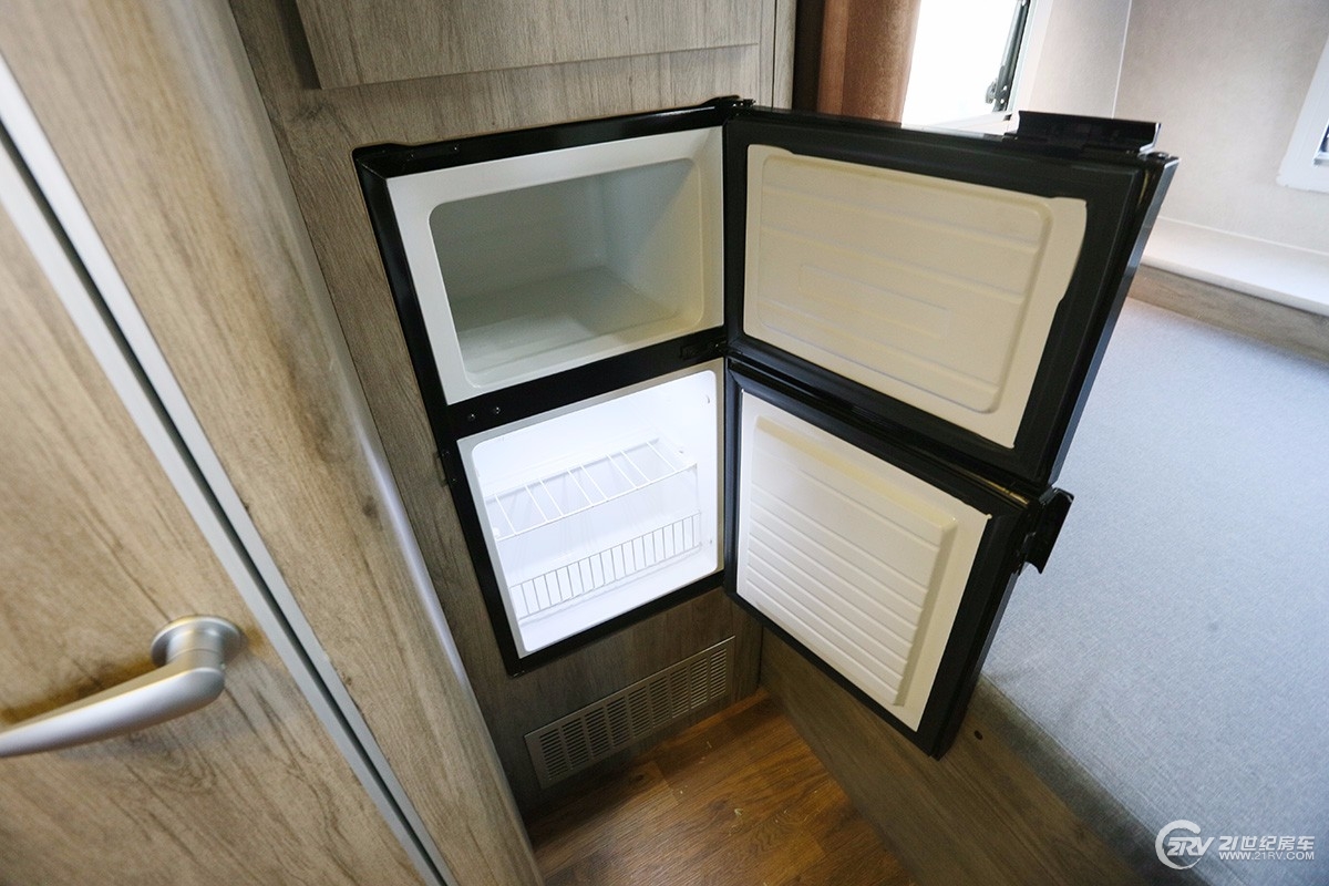 拖挂式房车价格10万左右睡两人,顶级双轴高端9.7米拖挂房车