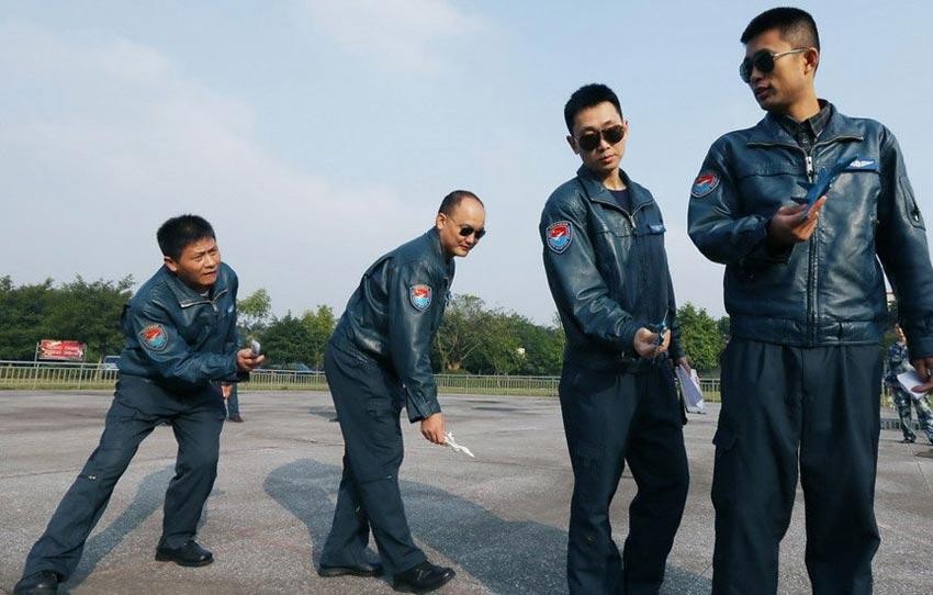 中国特级飞行员飞行时长不长,中国飞行员一年能飞多少个小时