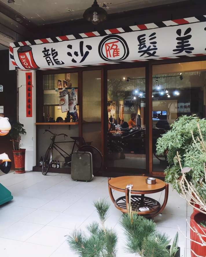 店铺招牌为什么反复折腾,店铺招牌有必要做得很亮吗