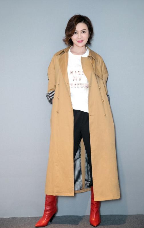 关之琳出席好友生日聚会，与小14岁名媛同框不输阵，颜值妥妥的了