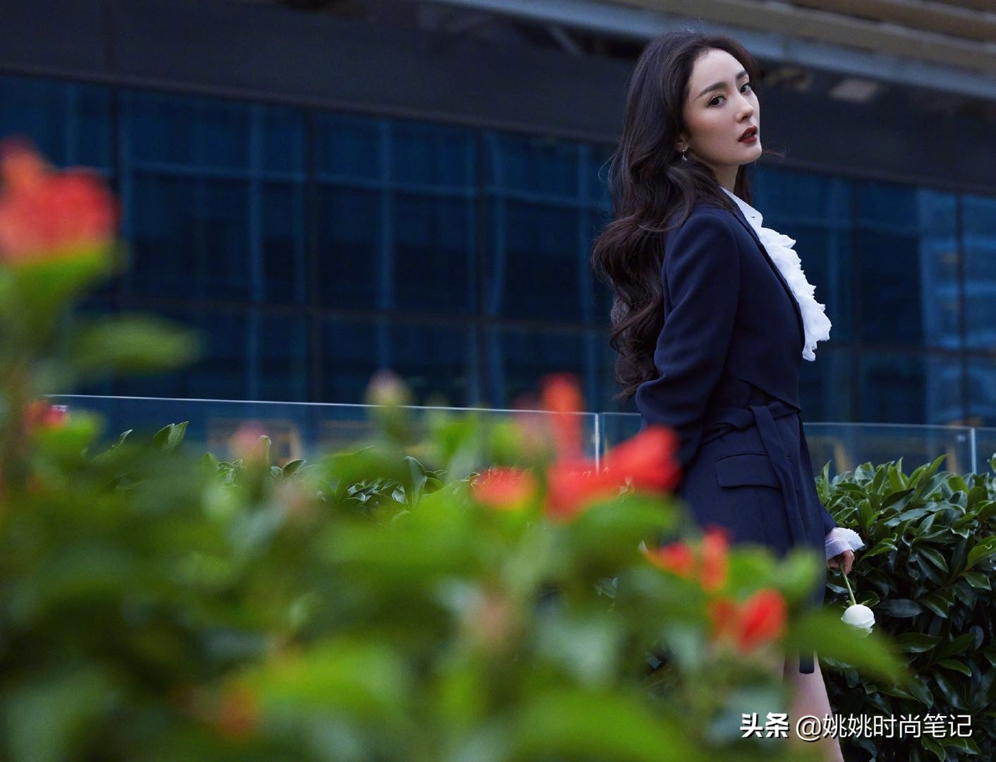 杨幂雅诗兰黛直播高定,杨幂雅诗兰黛活动造型