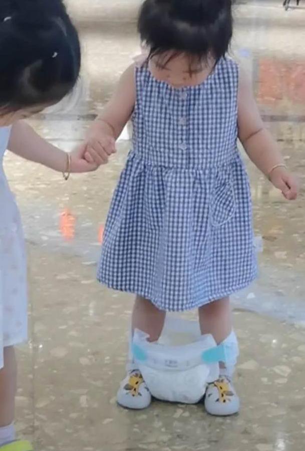 姐妹一起逛商场一起玩,姐妹一起逛商场