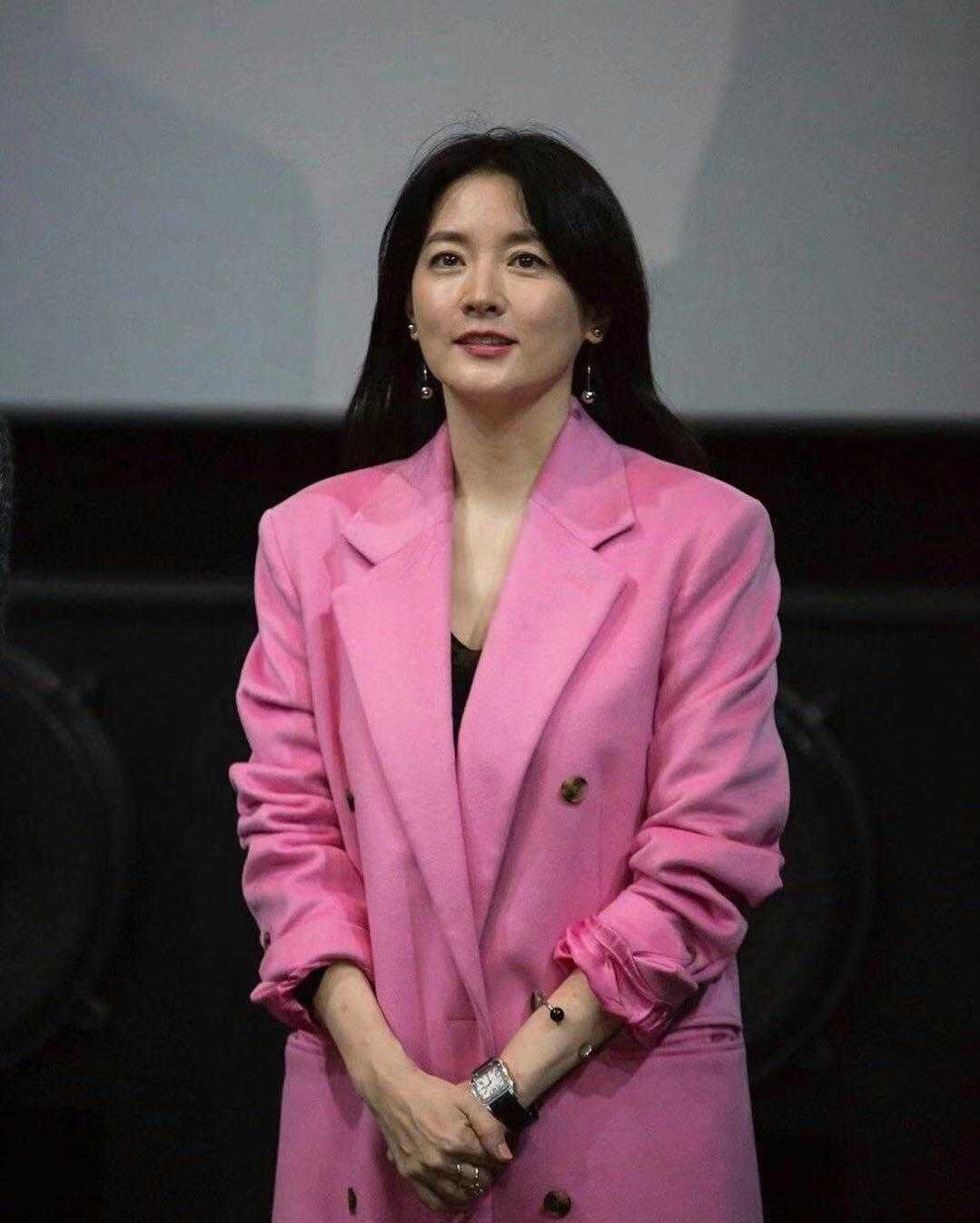 李英爱最近出席活动穿着打扮,李英爱穿花衬衫出席活动