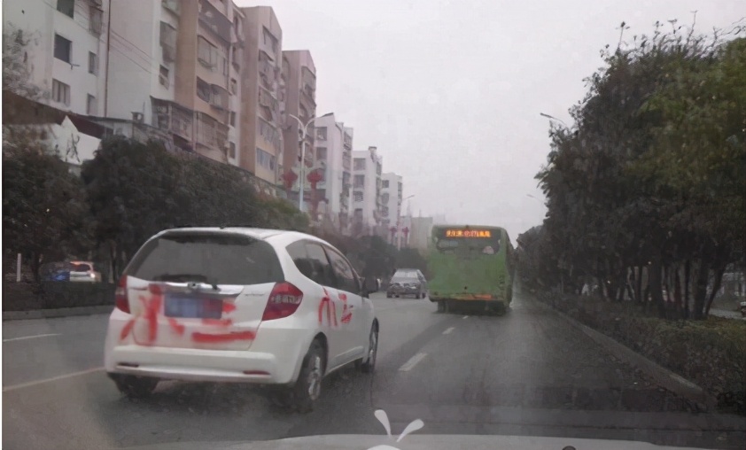 百万豪车被恶意划伤喷漆,百万豪车被划伤