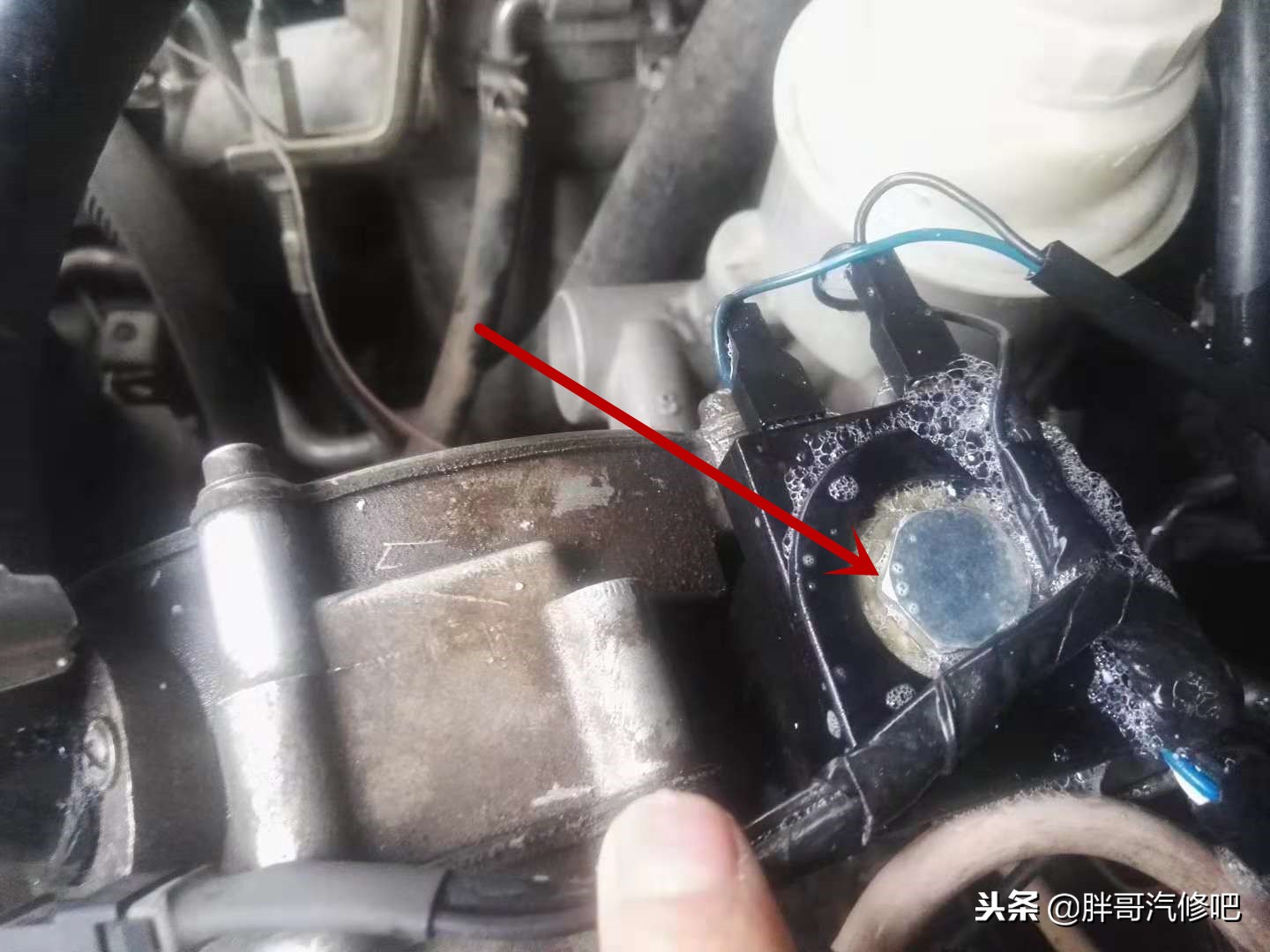 刹车踩重刹车片磨损快,刹车踩下去很低维修