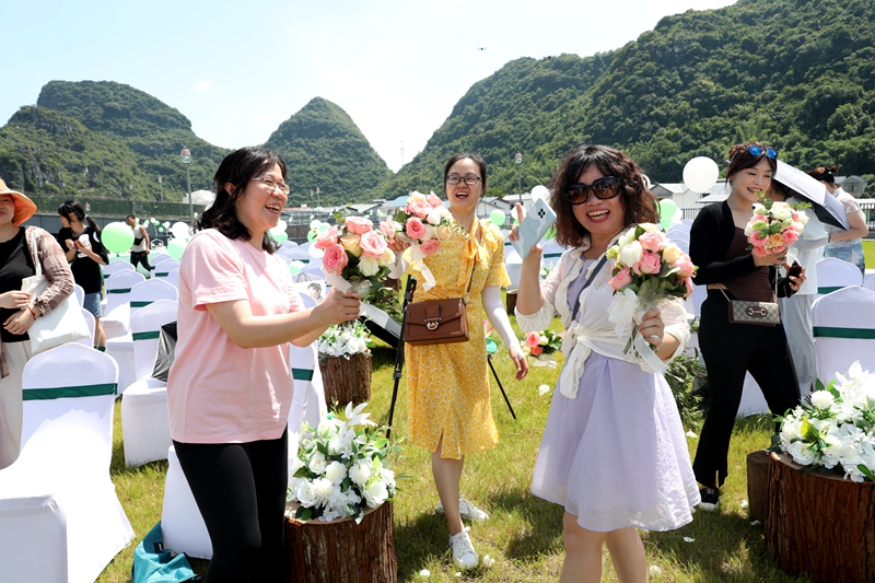 迎着“荷”风，寻着“荷”香！一生一世，百年好“荷”~
