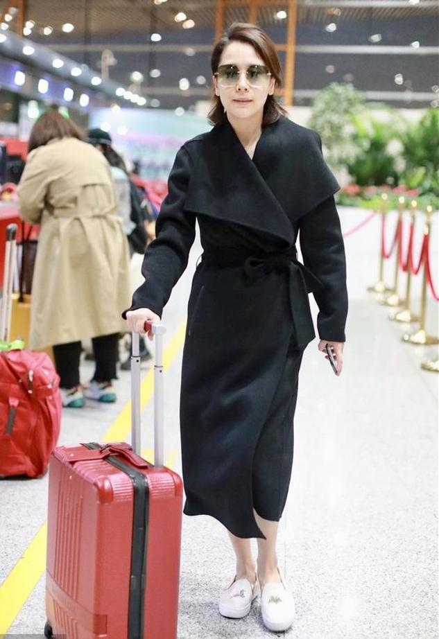 女人过了四十岁别穿大妈装,女人到了四十岁穿衣别太素