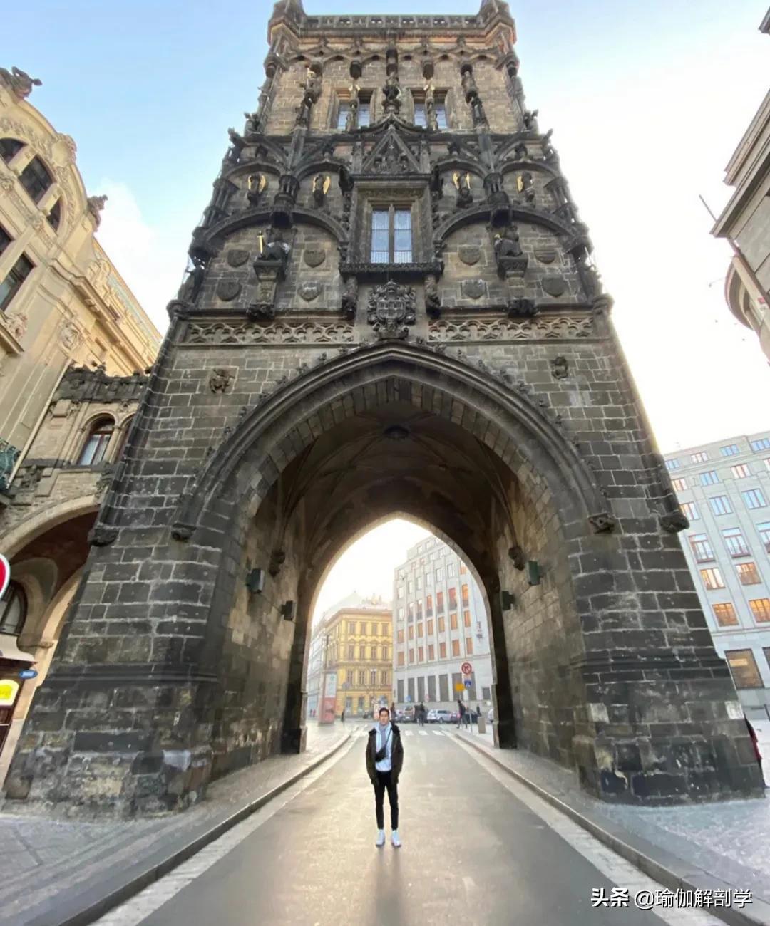 自律练瑜伽的男士,坚持练习瑜伽的男人刚柔并济