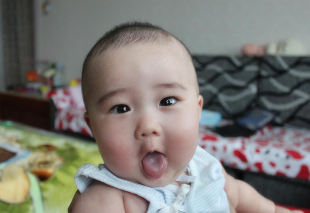 宝贝小细节,4月龄宝宝爱吐舌头