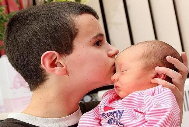 13岁男孩喜当爹11年后的现状,13岁喜当爹的男孩现状