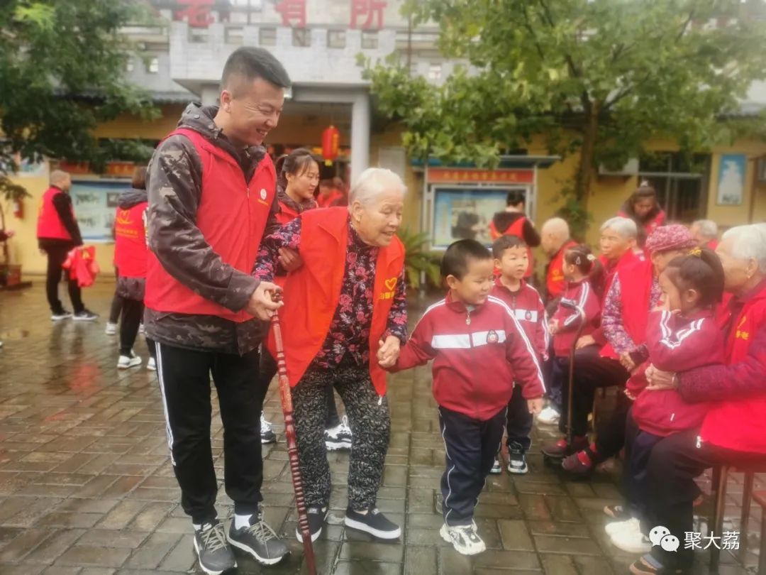 陪老人度过美好重阳节，大荔金龙、鸿运驾校、秦东考务中心在行动