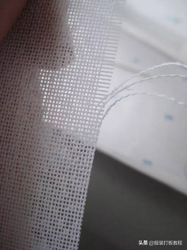 裁剪衣服后卷边怎么简单缝起来,卷边面料怎么裁剪