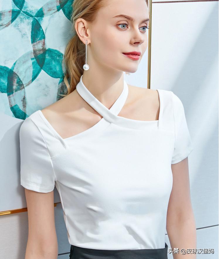挂脖穿什么上衣好看,今年最流行的宽松版挂脖上衣
