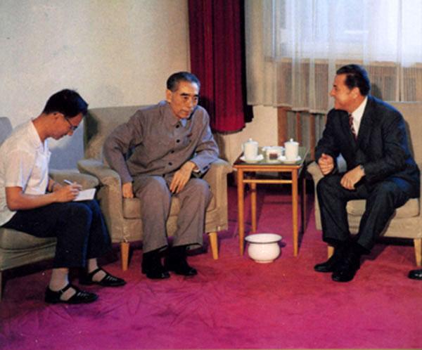 宴会上，国宝九龙杯失窃，周恩来只用一招，让外宾主动上交