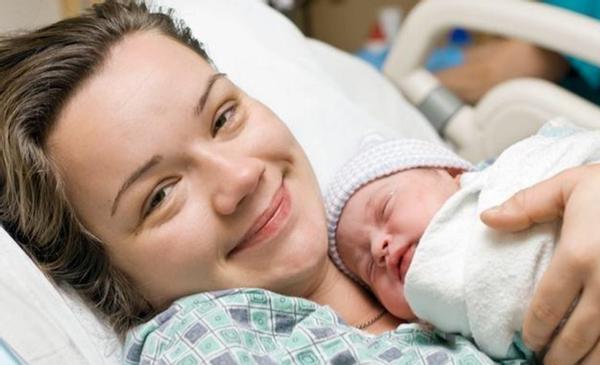 新生儿怎么抱才不会呛到,新生儿怎样抱会伤脊椎