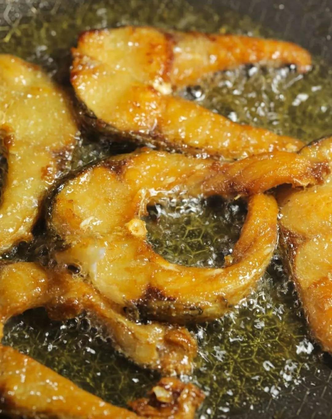 大锅菜之红烧鱼,加配菜的红烧鱼